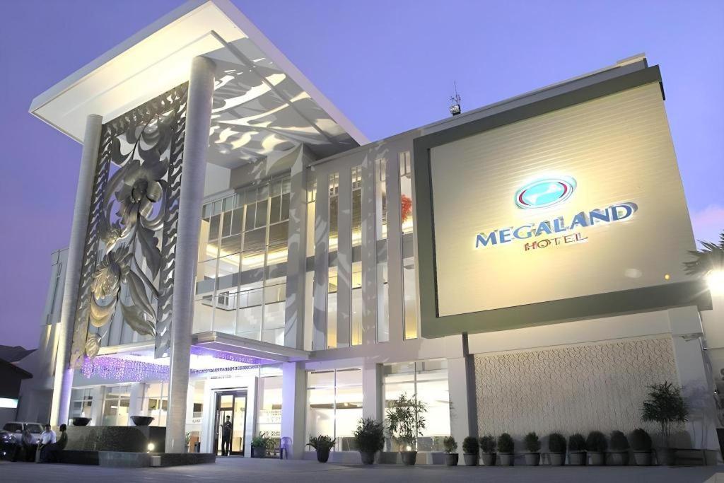 Megaland Hotel Solo Buitenkant foto